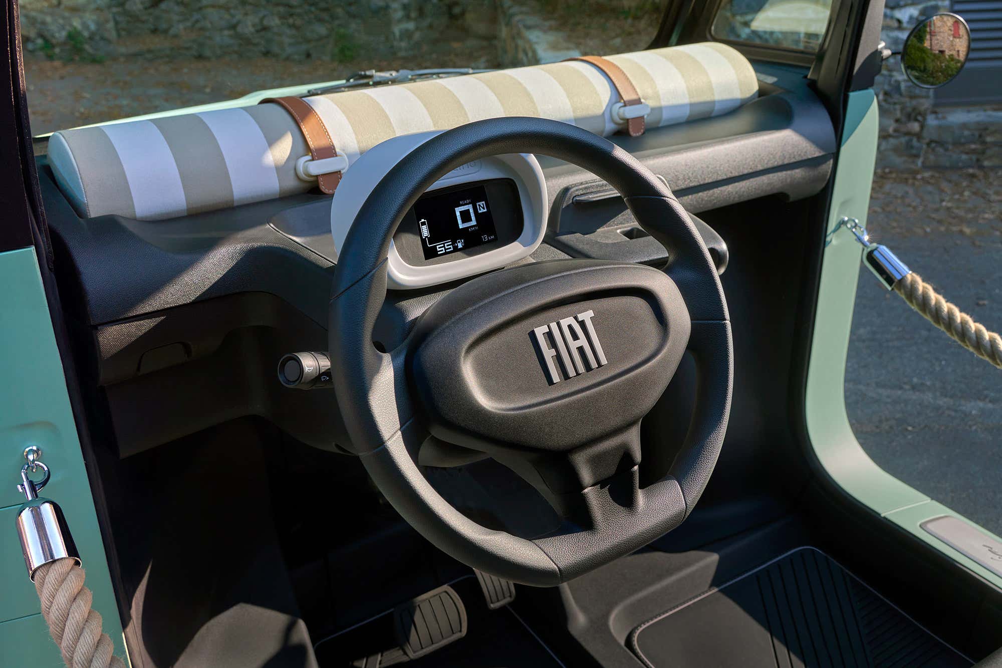 Vista interior y volante del Fiat Topolino